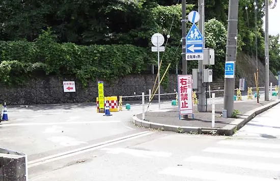 県道107号から側道への進入禁止